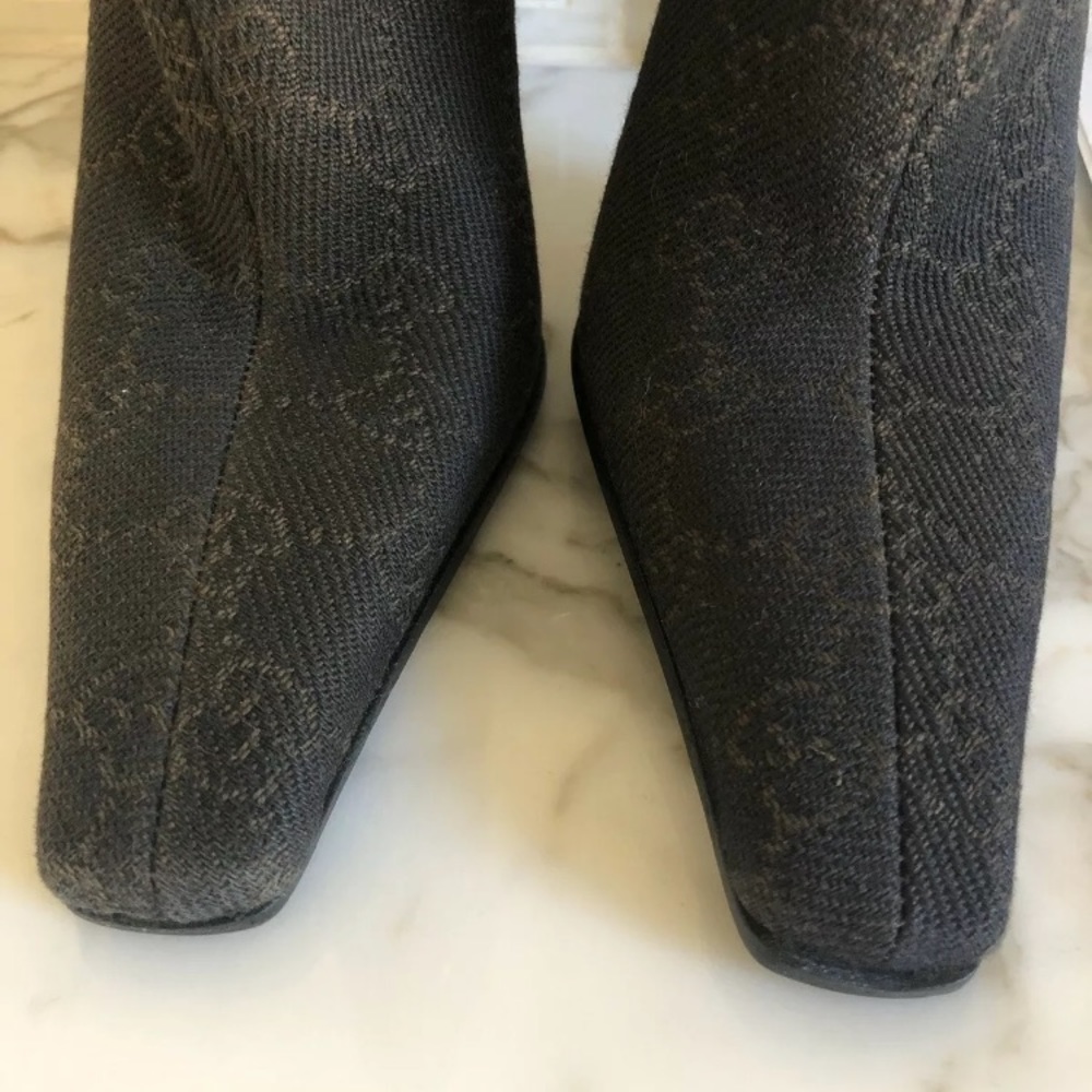 Dark brown Gucci Boots size 4.5B never worn.